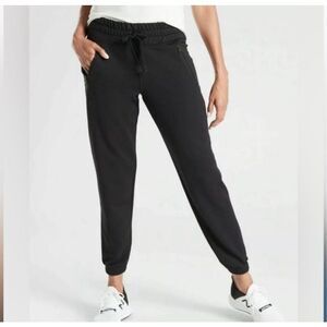 Athleta bounce back jogger in black size small